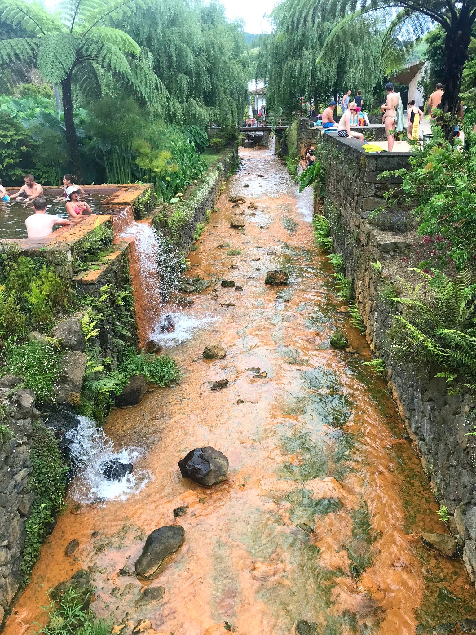 Poca de Dona Beija hot springs river